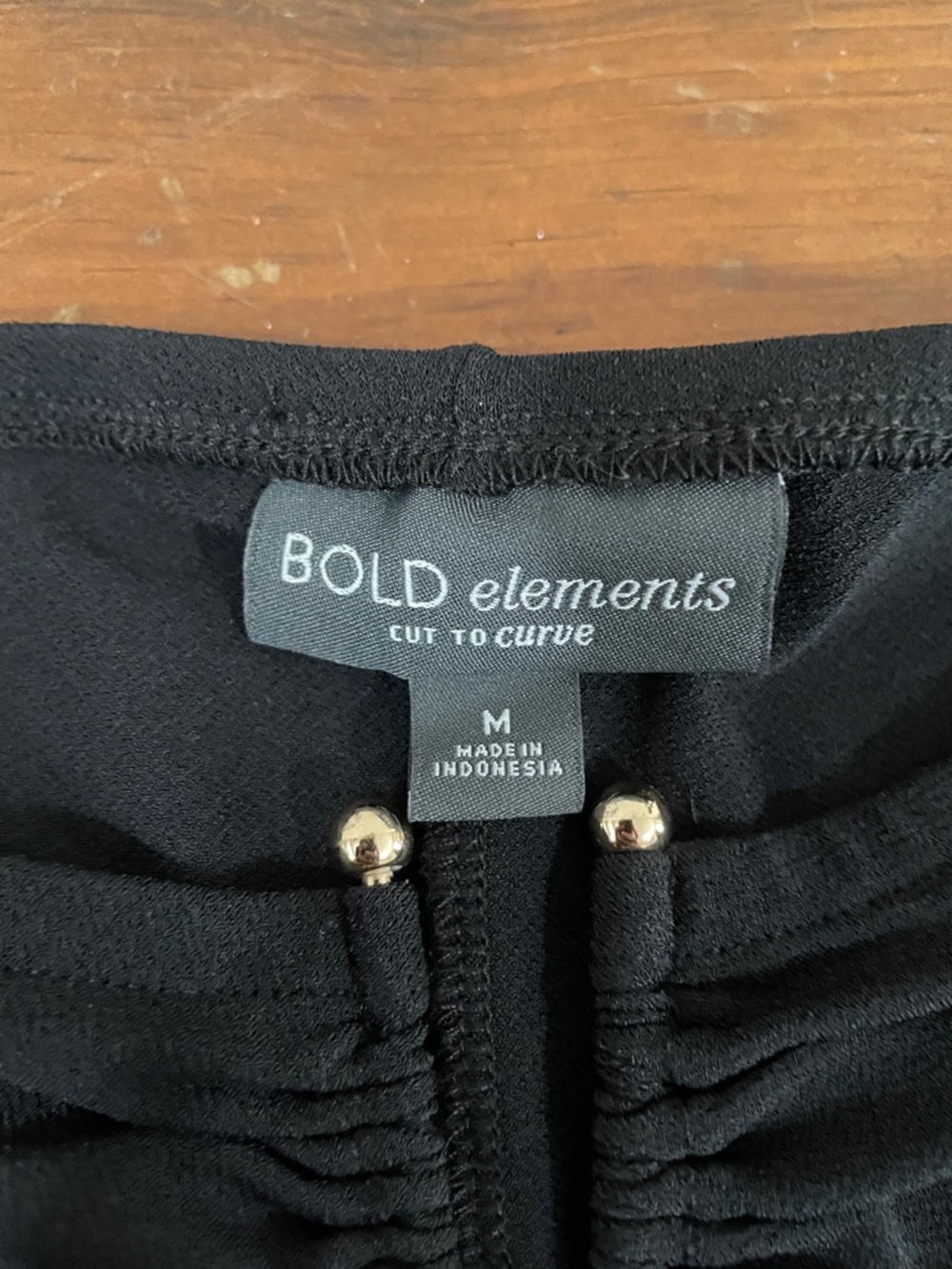 BOLD elements Black Ruched Keyhole Puff Sleeve Crop Top - Picture 2 of 2